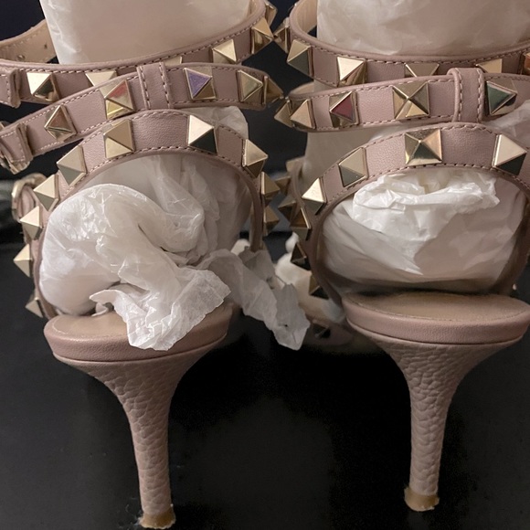 *SOLD* Valentino Garavani Calfskin Rockstud Pumps - Picture 4 of 10